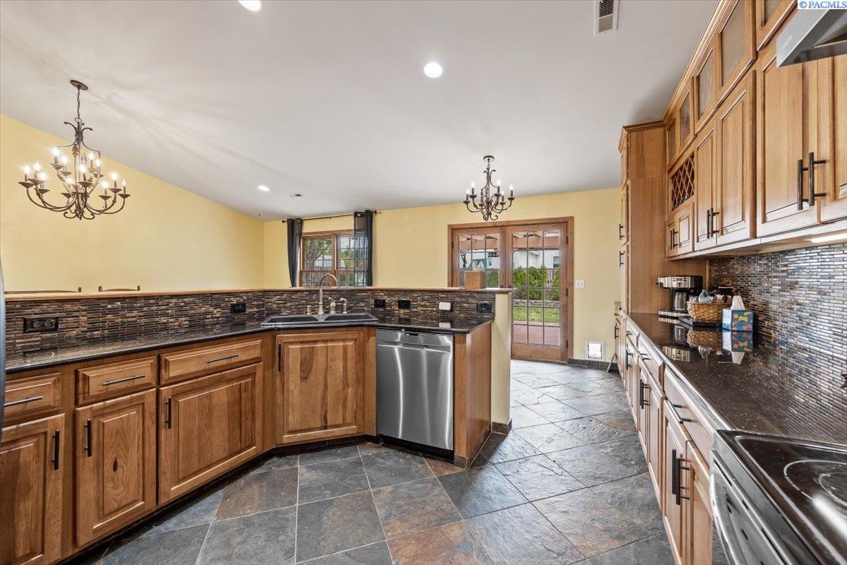 Property Photo: 2704 Timberline Dr WA 99353