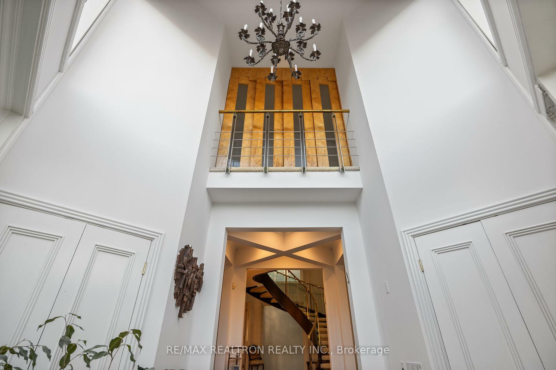 Property Photo: 83 Hillmount Avenue ON M6B 1X5