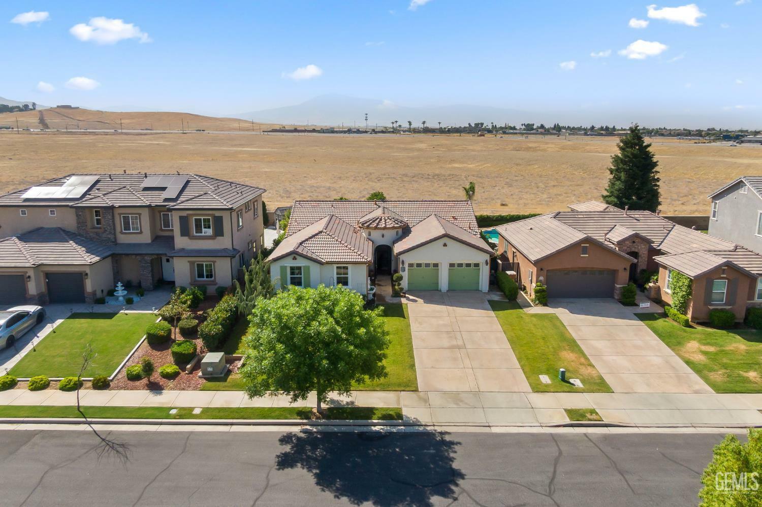 Property Photo: 10705 Topiary Drive CA 93306