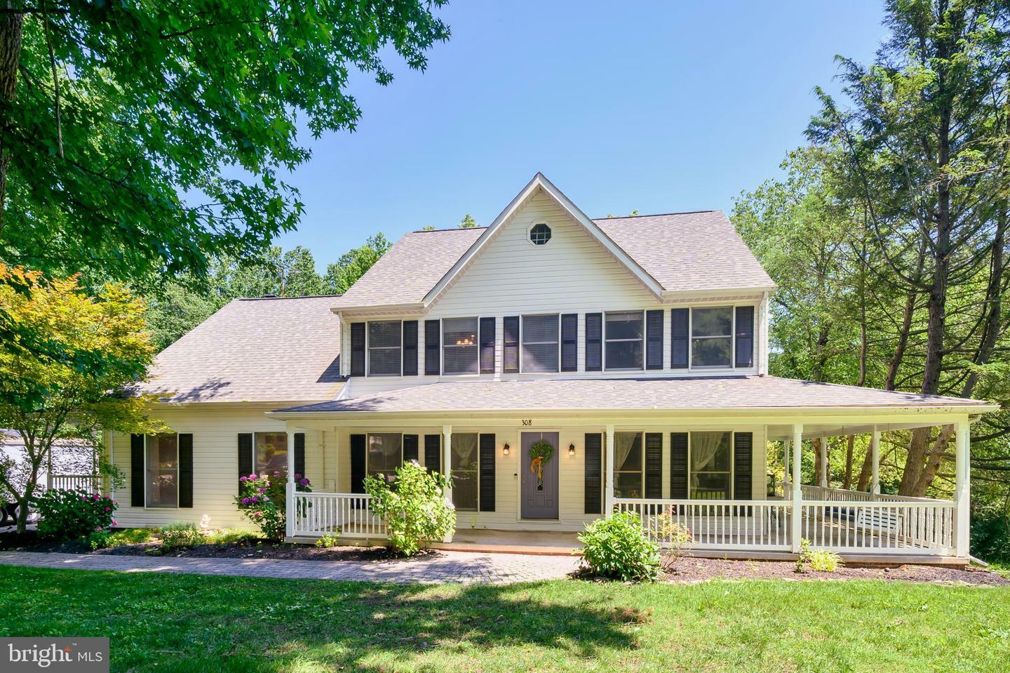 Property Photo: 308 King James Court MD 20774