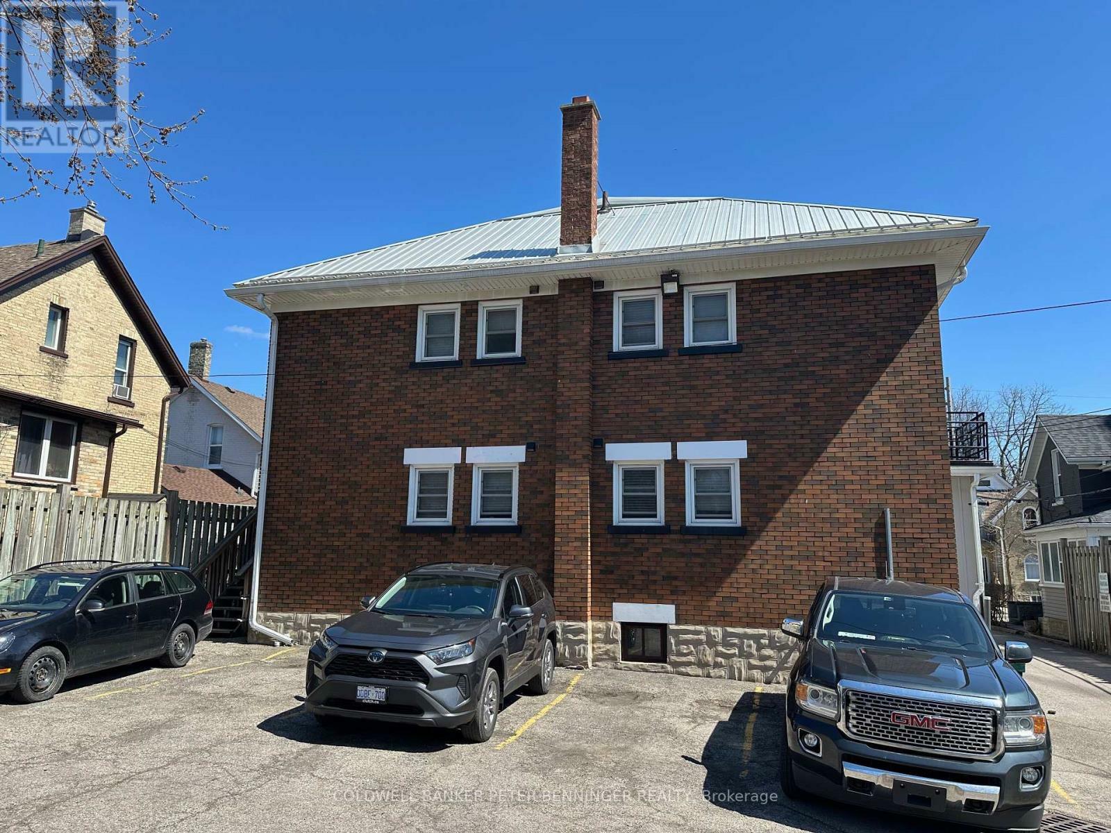 Photo de la propriété: 58 Madison Avenue North ON N2H 2Z6