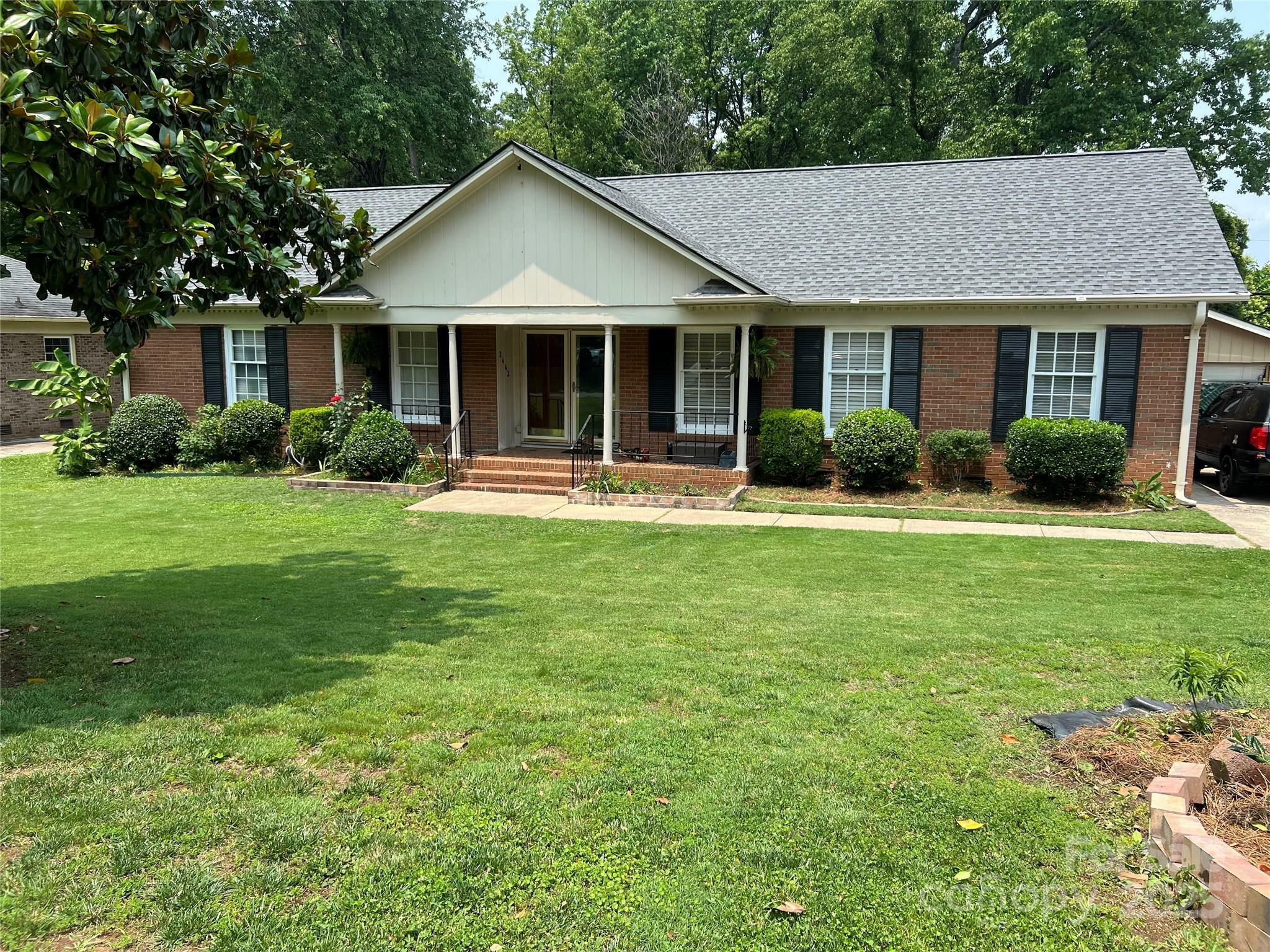 Property Photo: 2443 Knickerbocker Drive NC 28212