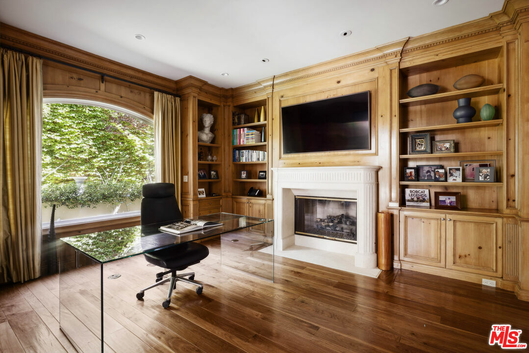 Property Photo: 1160 Chantilly Rd CA 90077