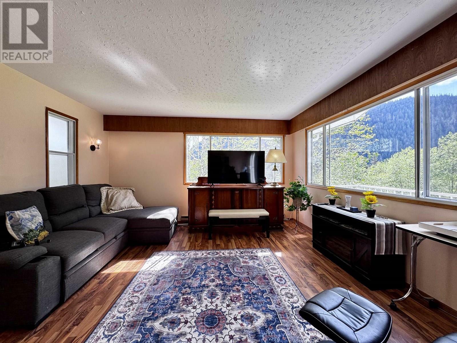 Property Photo: 738 Taylor Street BC V8J 3M6