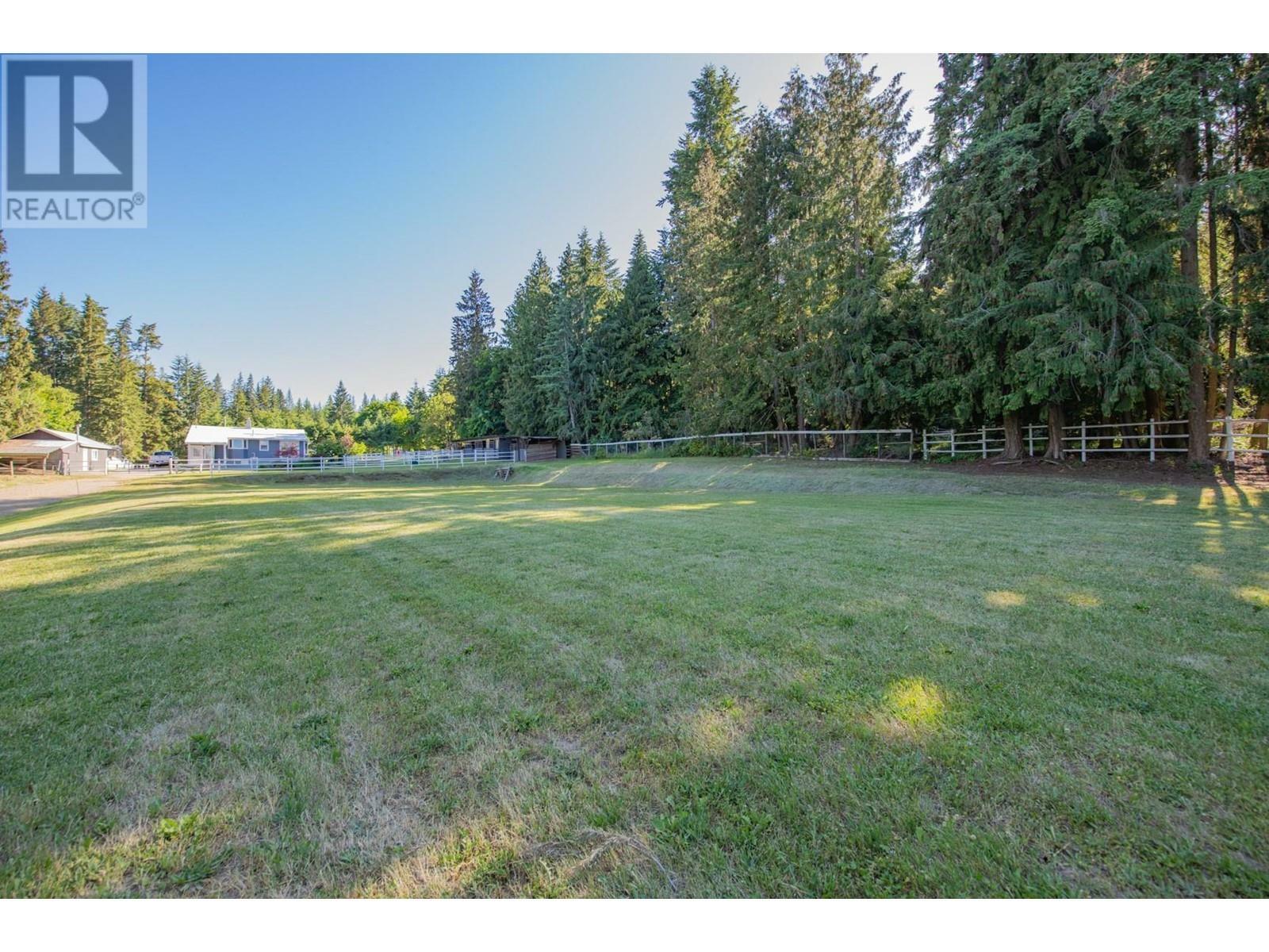 Photo de la propriété: 4091 10 Avenue Southeast BC V1E 1W7