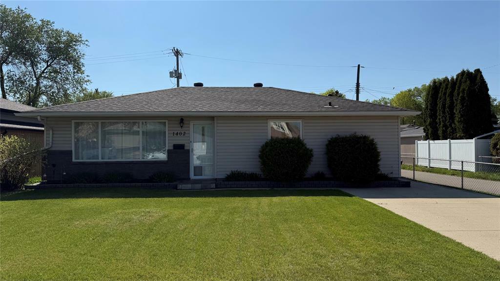 Property Photo: 1402 Applewood Bay MB R7A 2H5