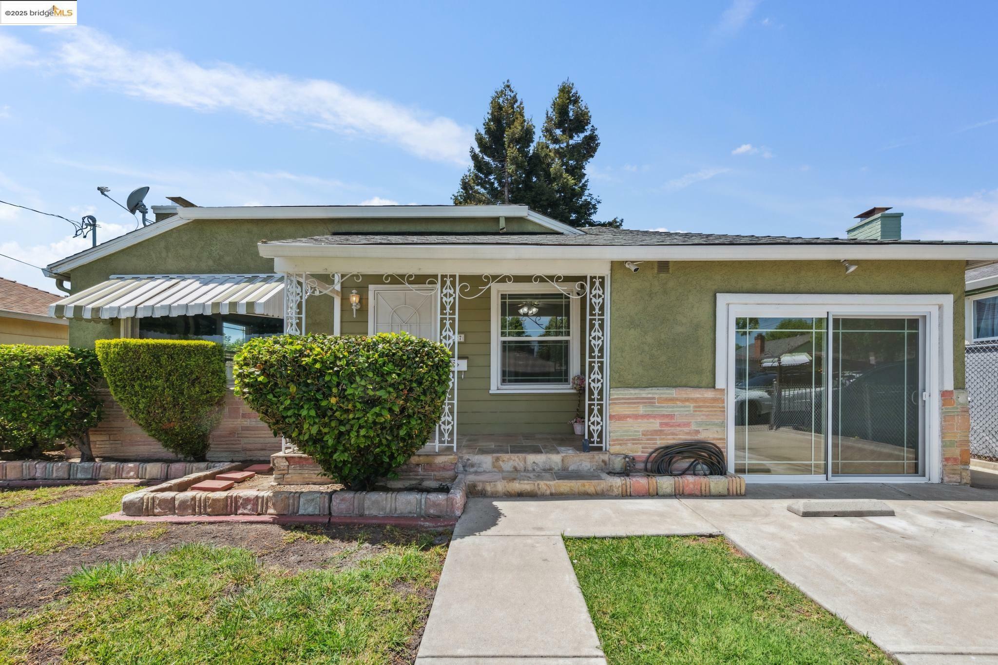 527 Capistrano Dr  Oakland CA 94603 photo
