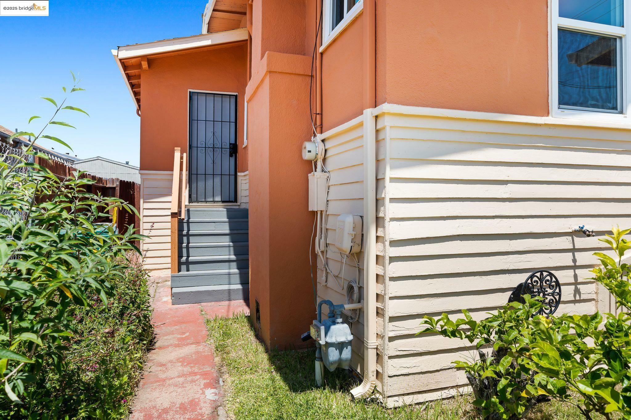 Property Photo: 1547 68th Ave CA 94621
