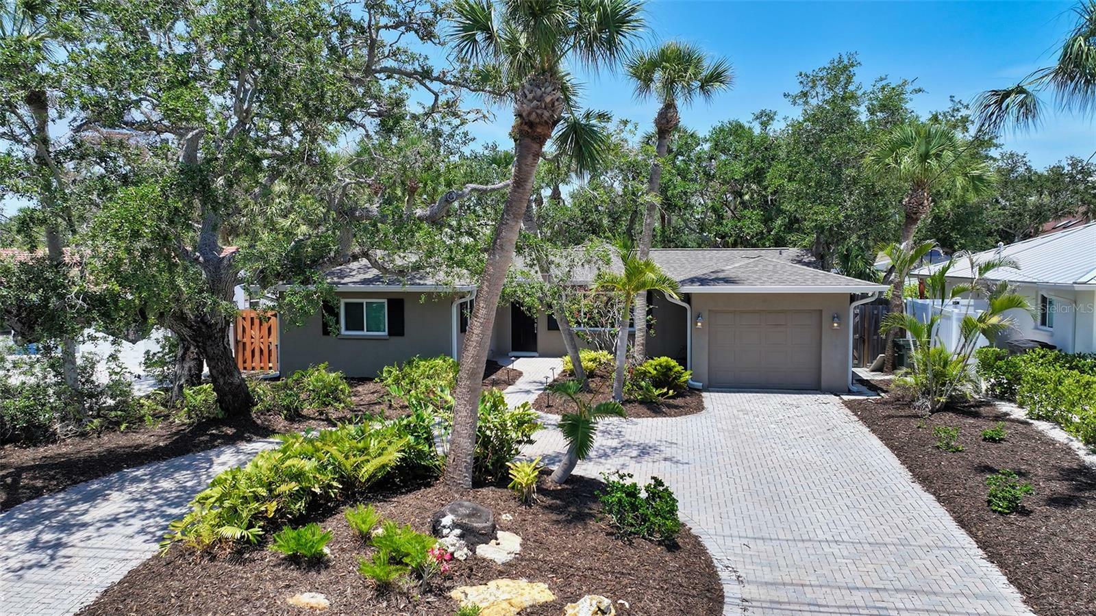 Property Photo: 755 Edgemere Lane FL 34242
