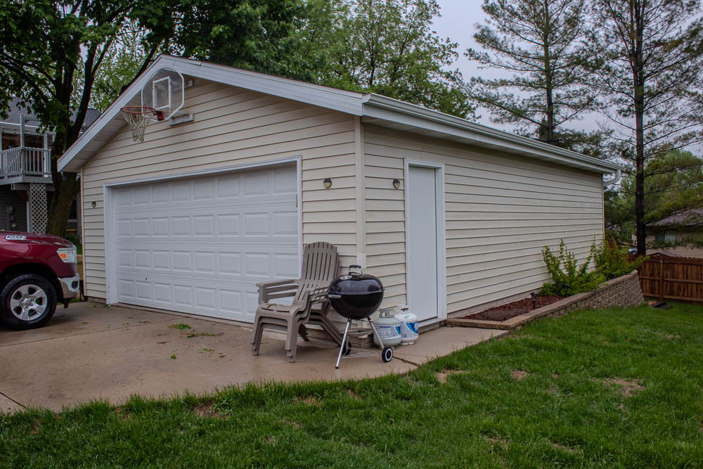 Property Photo: 829 Kings Ridge Ct WI 53090