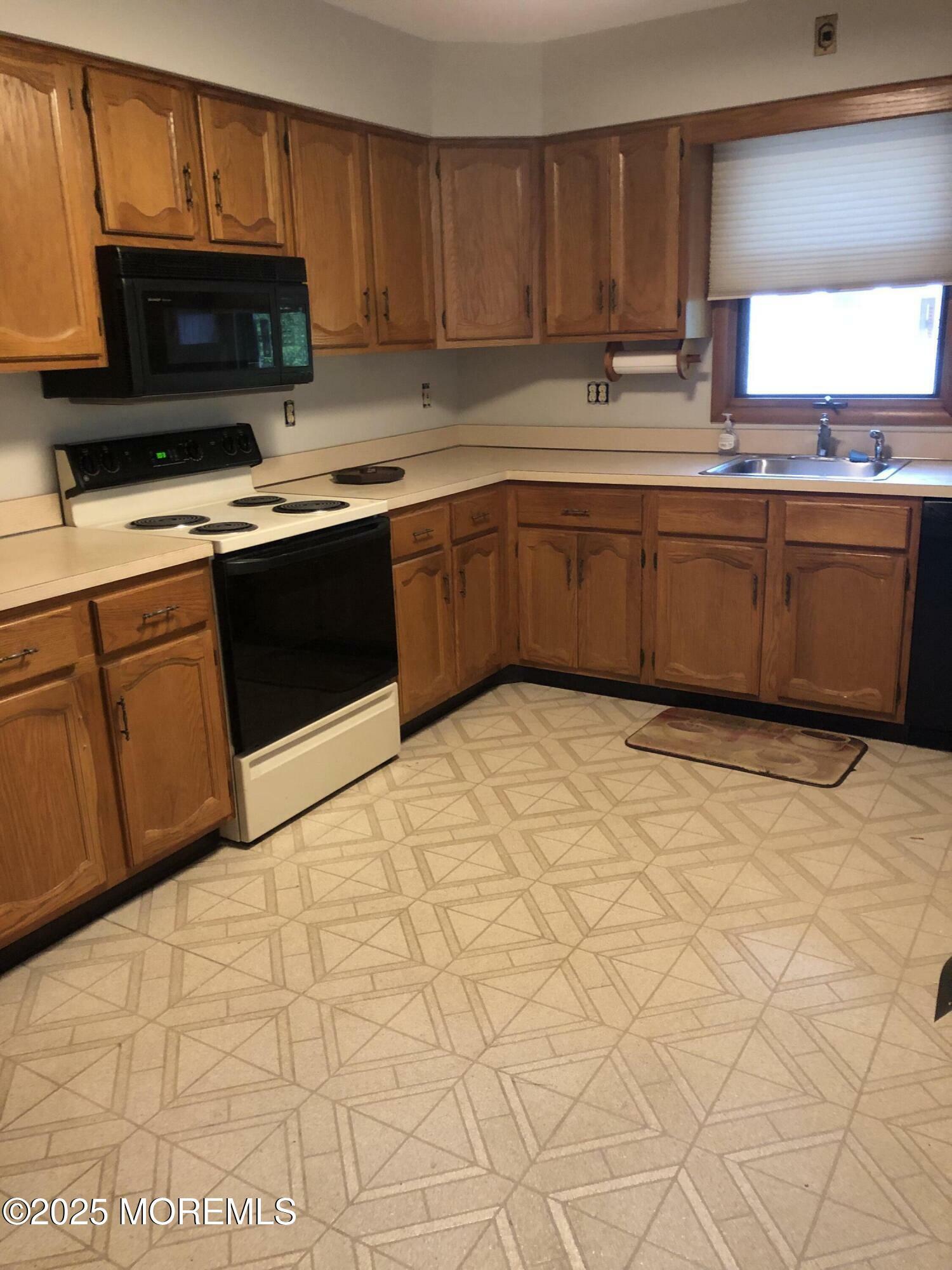 Property Photo:  24 Upton Court  NJ 08757 