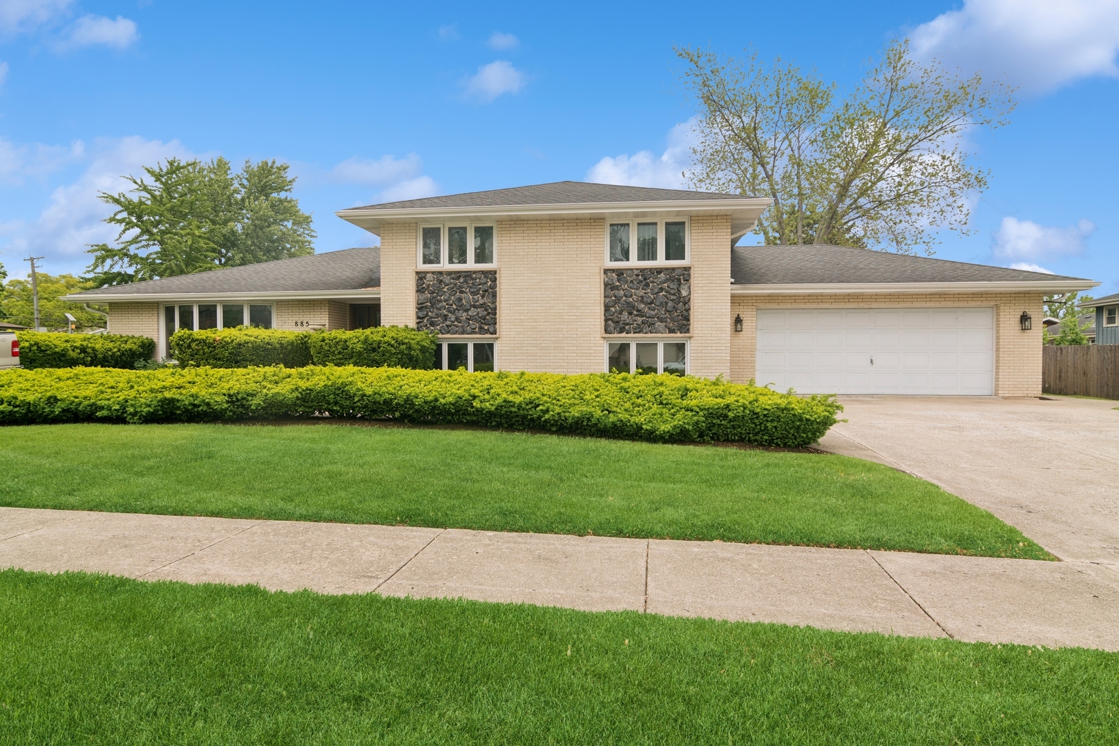 Property Photo:  885 W Army Trail Boulevard  IL 60101 
