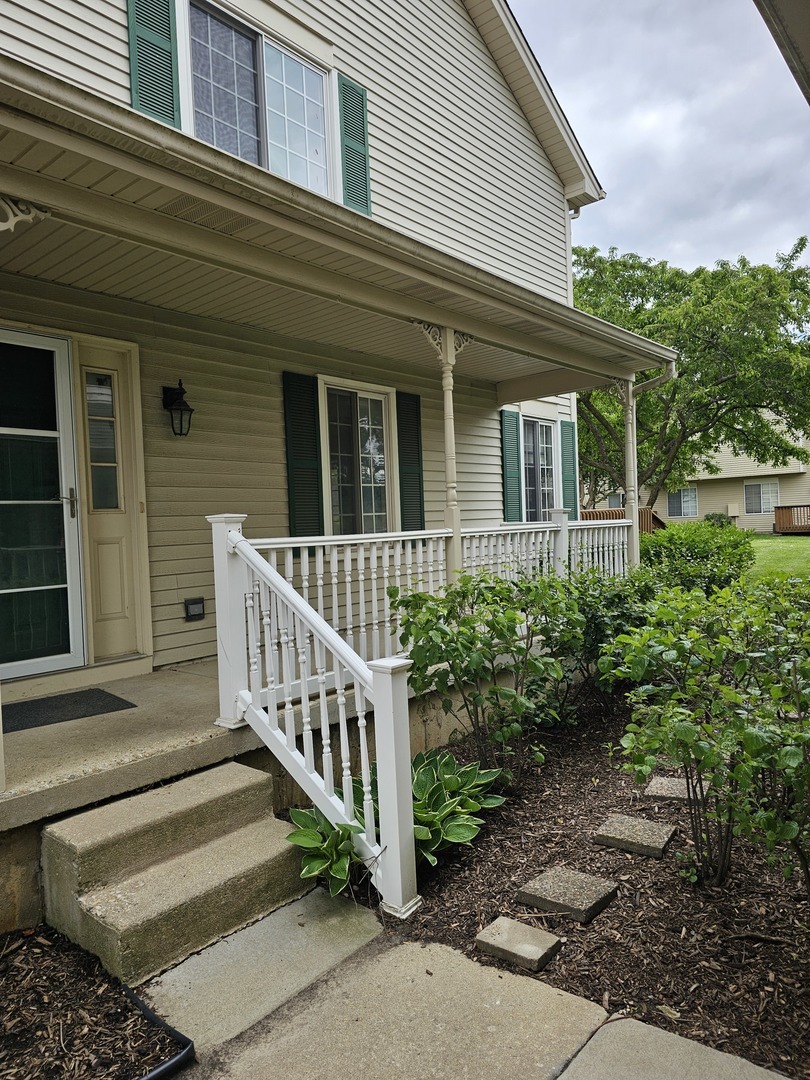 Property Photo:  6 W Acorn Lane  IL 60156 