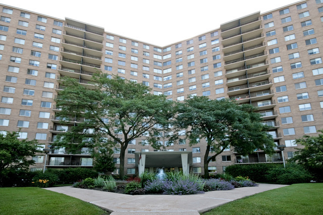 Property Photo: 7033 N Kedzie Avenue 301 IL 60645