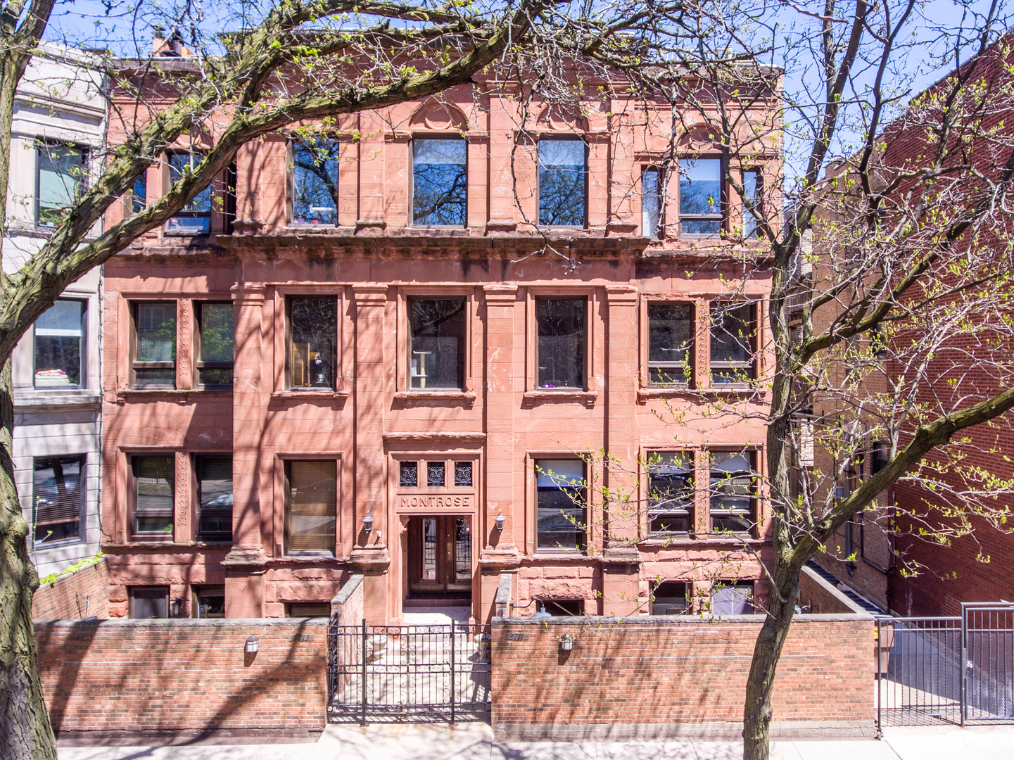 Property Photo: 3711 N Pine Grove Avenue 2nw IL 60613