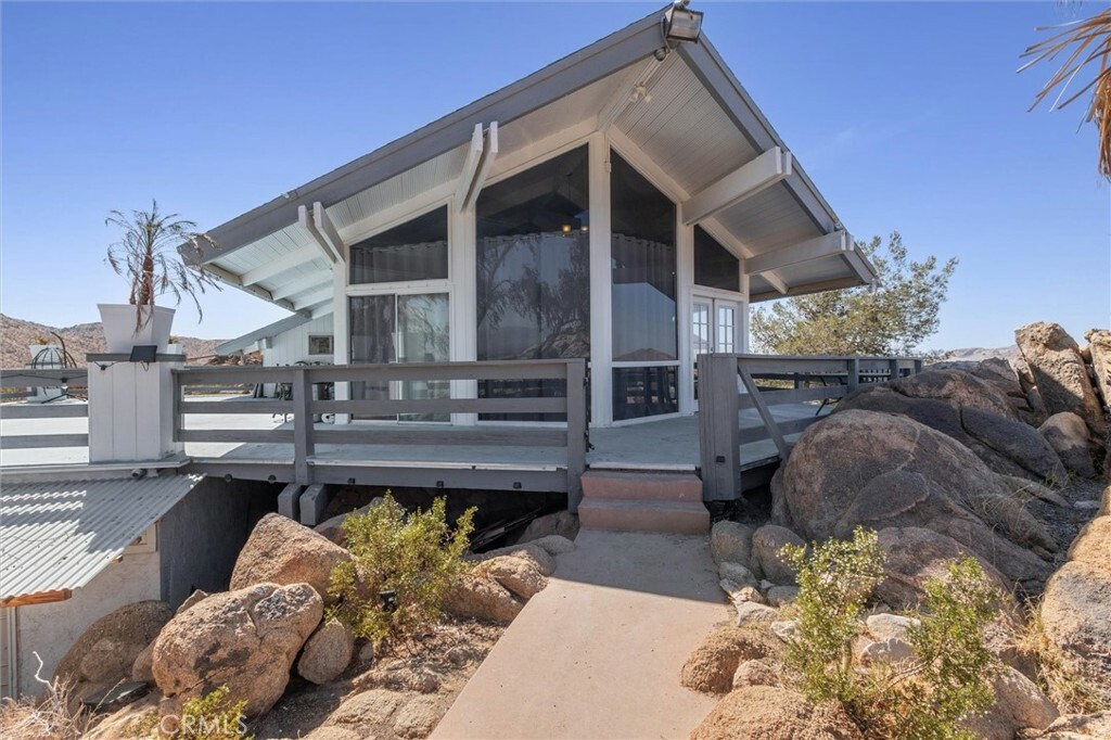 Property Photo:  16822 Glenfall Avenue  CA 93591 