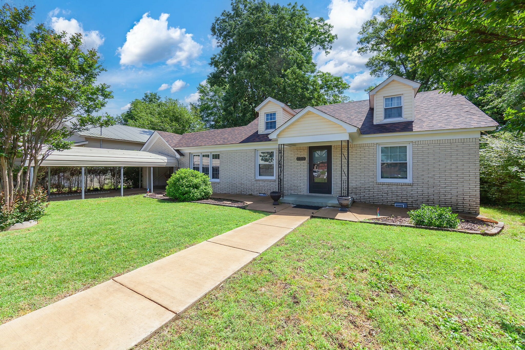 Property Photo: 200 N 18th Ave TN 38343