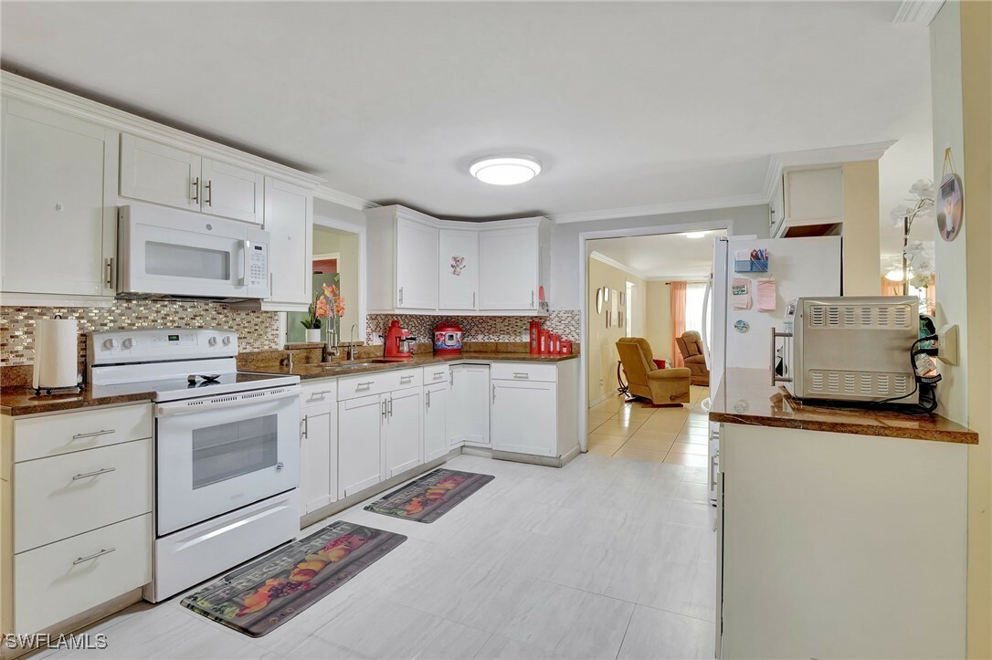 Property Photo: 181 Pine Key Lane 29 FL 34114