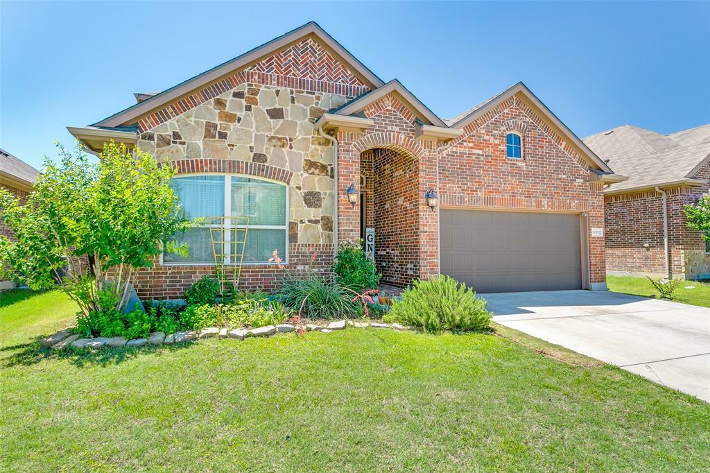 Property Photo: 4012 Gennaker Drive TX 76210