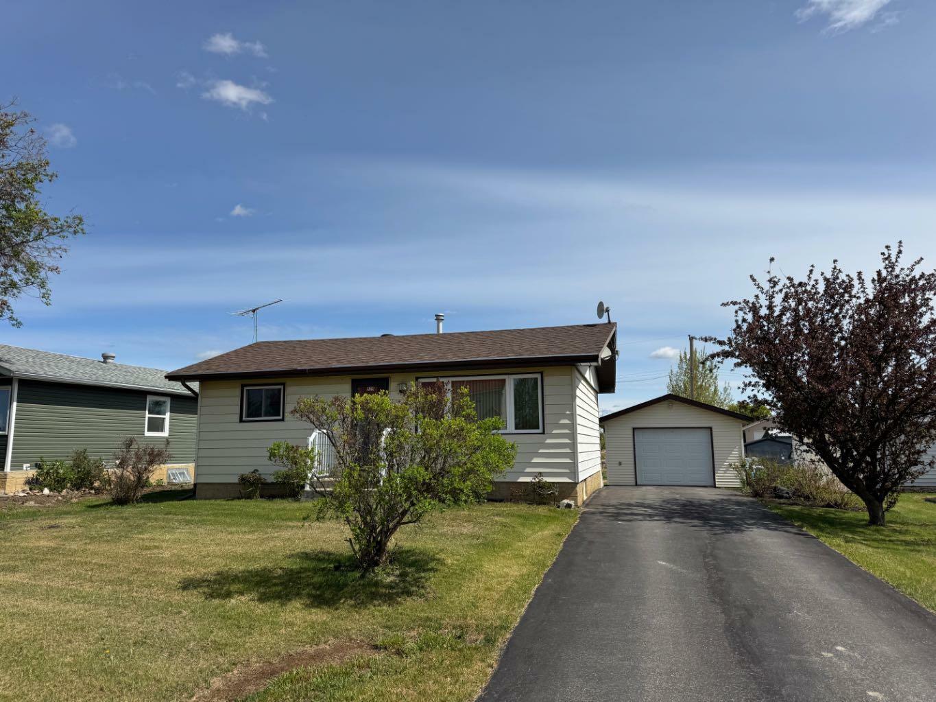 Property Photo:  928 4th Avenue  AB T0H 2A0 