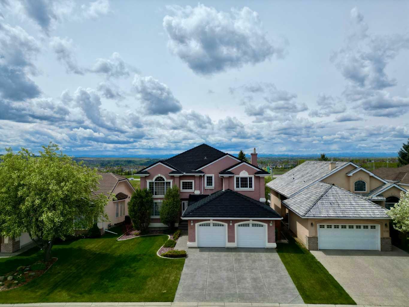 Property Photo:  142 Sceptre Close NW  AB T3L 1Y2 