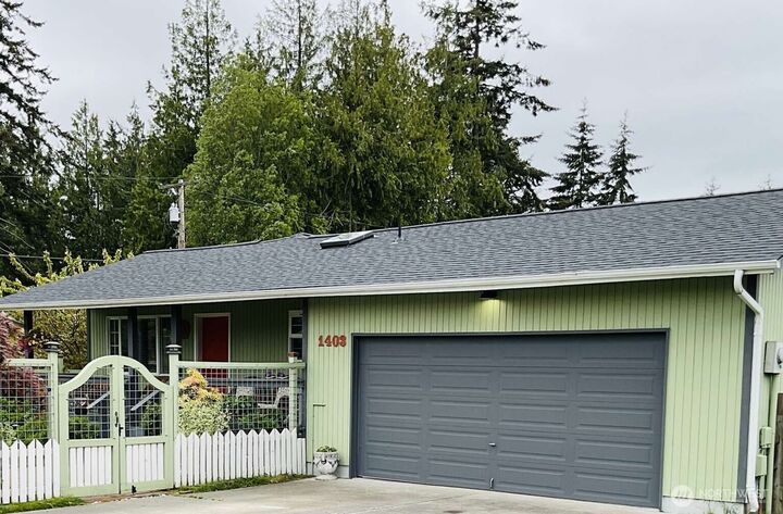 Property Photo:  1403  Thomas Street  WA 98368 
