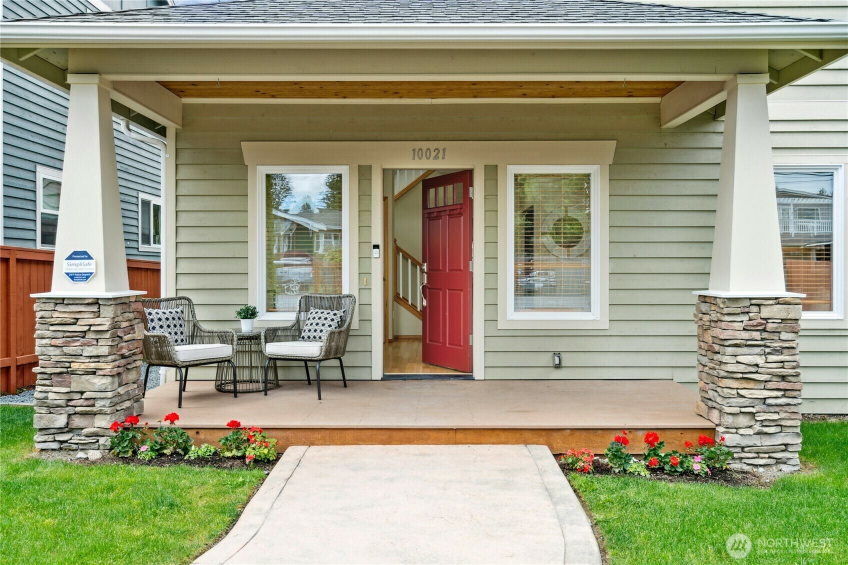 Property Photo: 10021 42nd Avenue SW WA 98146