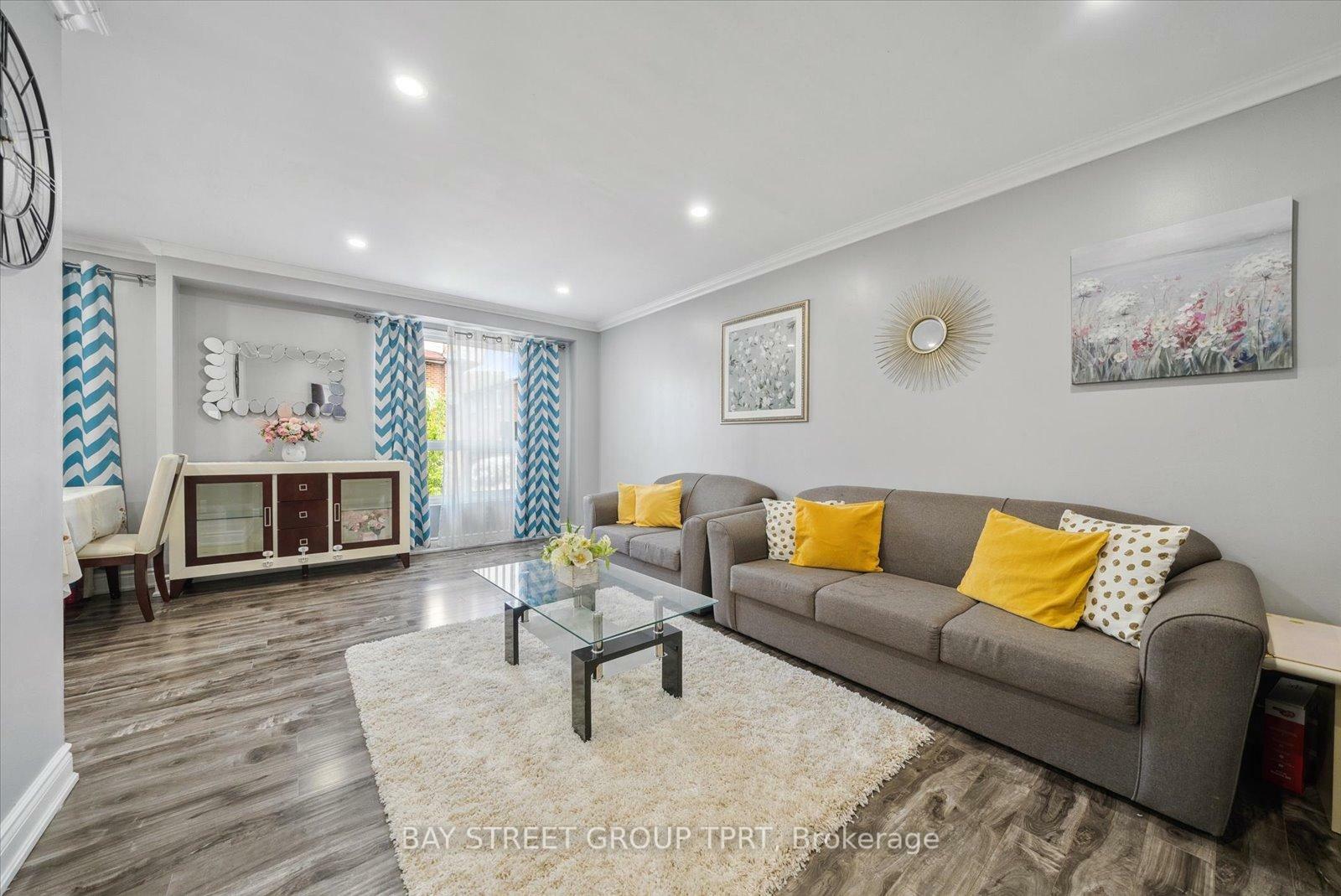 Photo de la propriété:  16 Bur Oak Way  ON M3L 2G4 