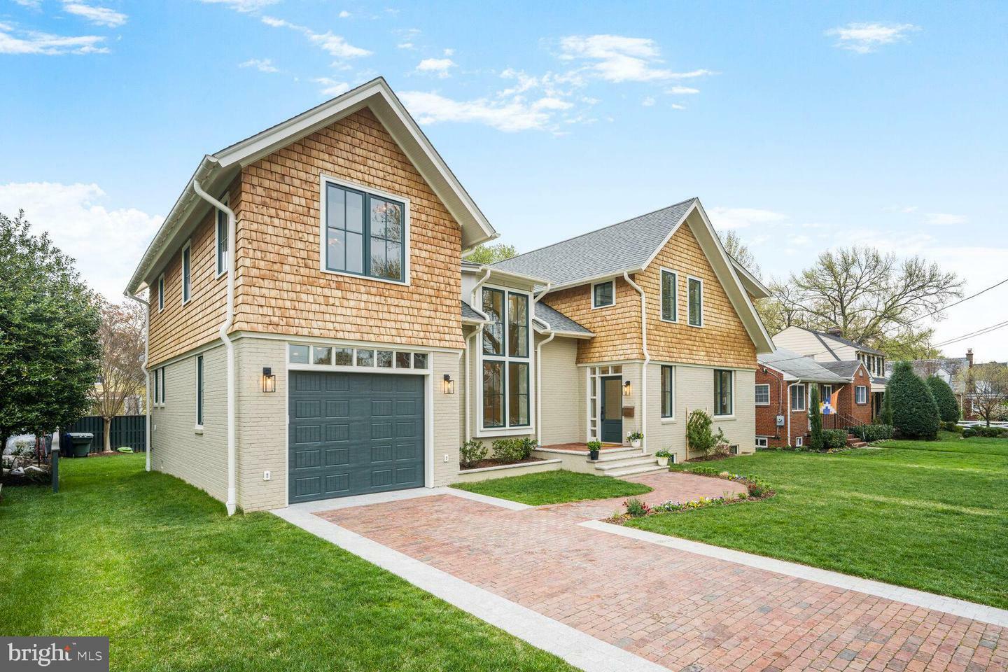 Property Photo: 605 Hilltop Terrace VA 22301