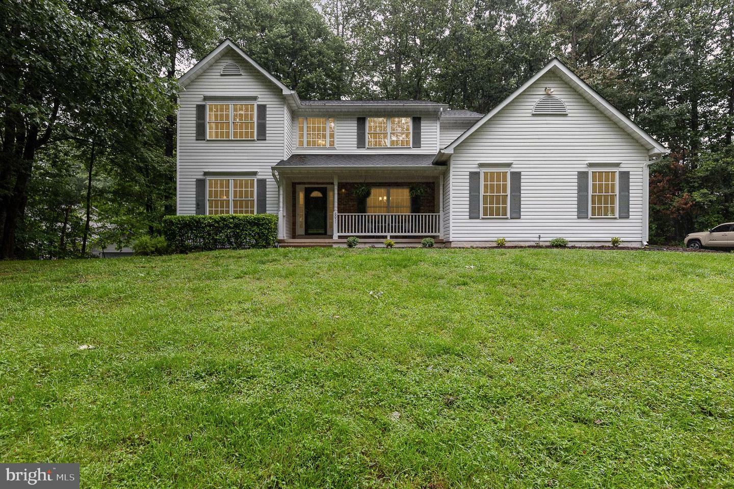 Property Photo: 6051 Whippoorwill Drive VA 20187