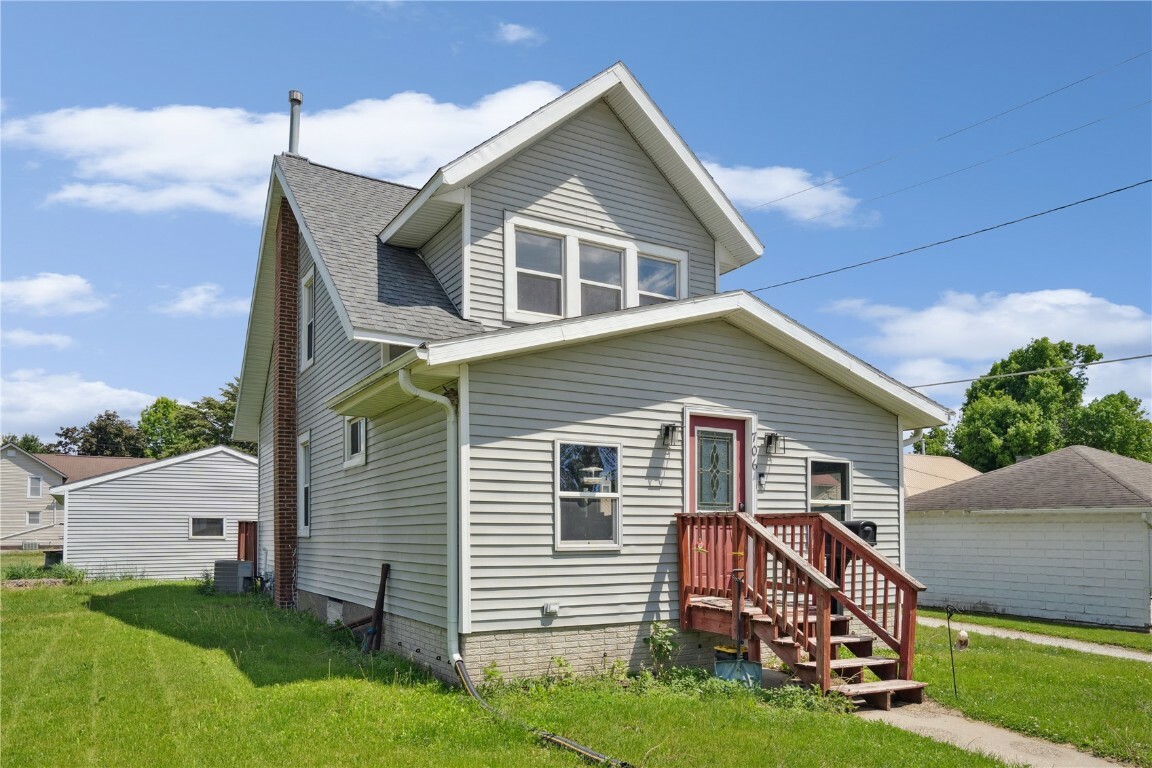 Property Photo: 706 5th Avenue IA 52349