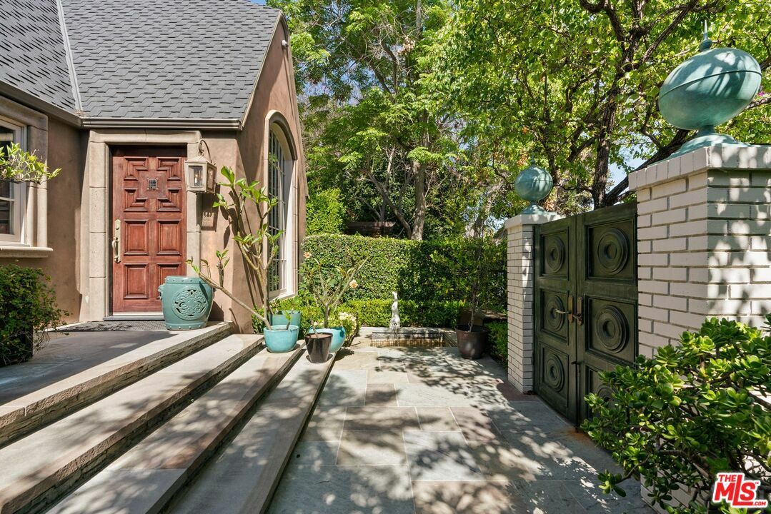 Property Photo:  9053 Elevado St  CA 90069 
