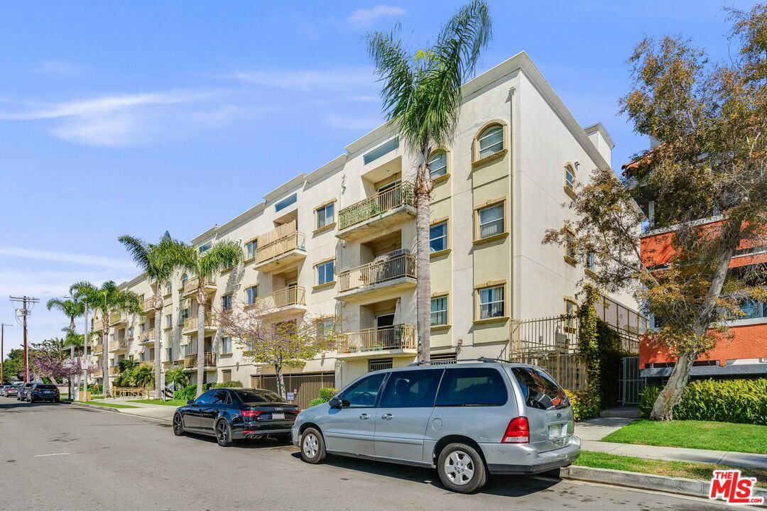 Property Photo: 3328 Oakhurst Ave CA 90034