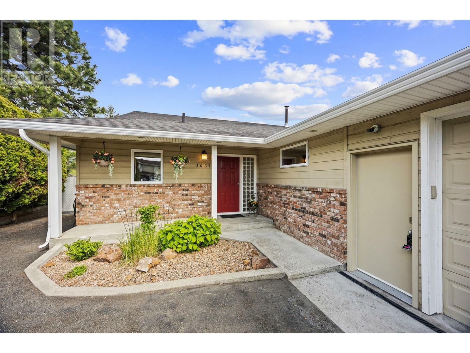Photo de la propriété:  2035 Monteith Drive  BC V2E 2G5 