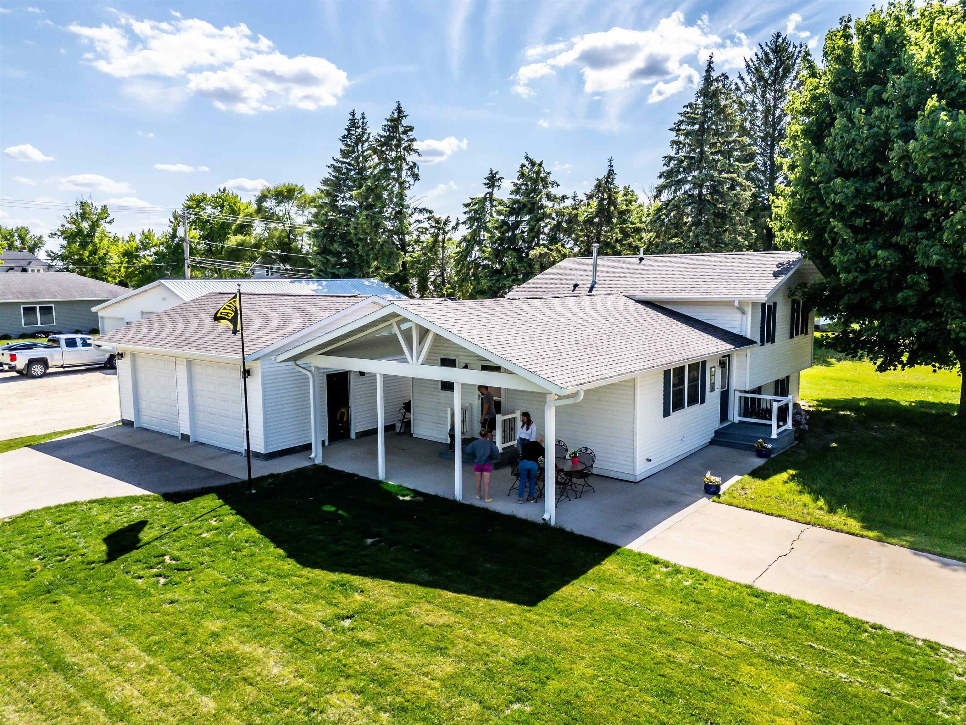 Property Photo:  406 Forest Street  IA 50629 
