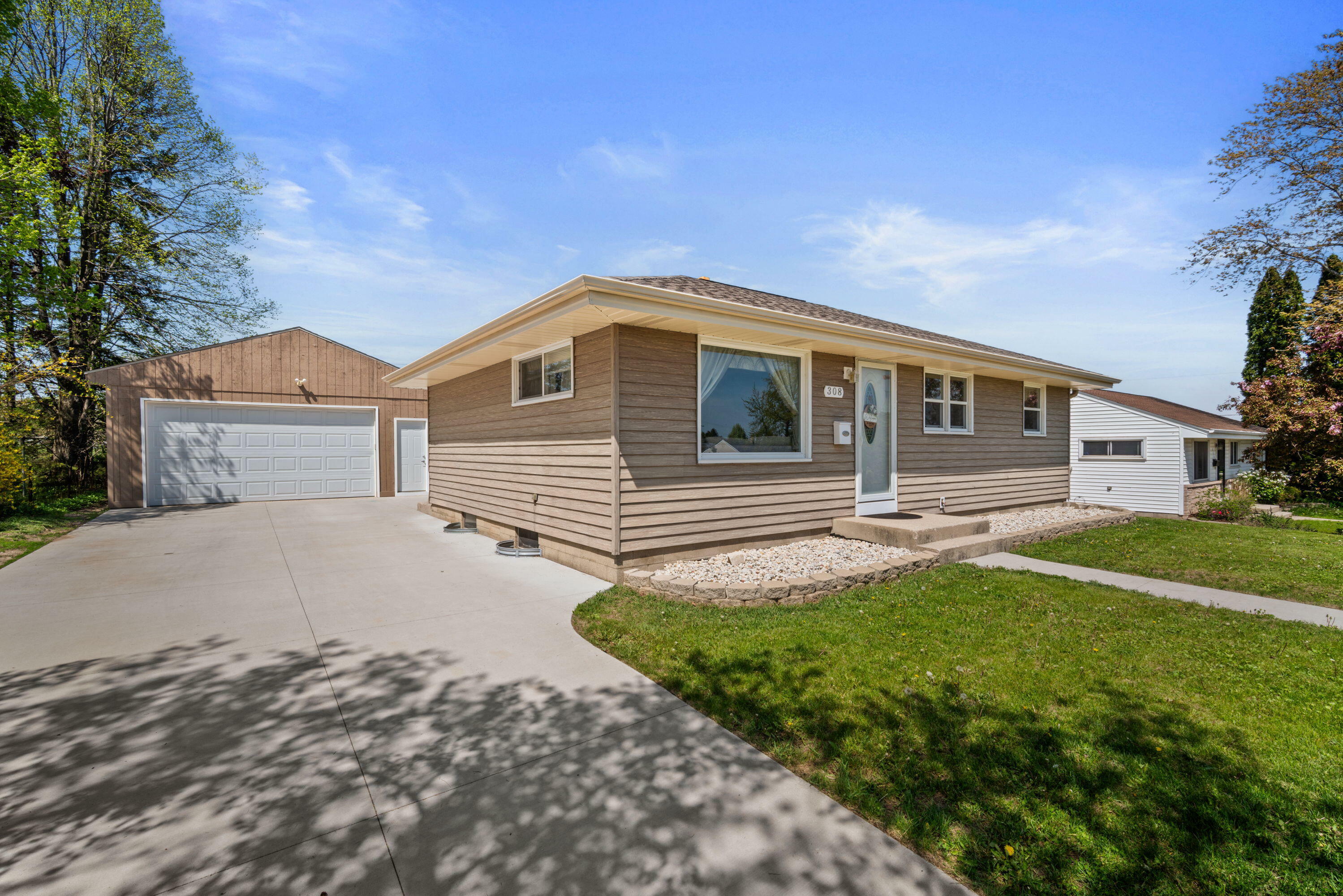 Property Photo: 308 Beech St WI 53024