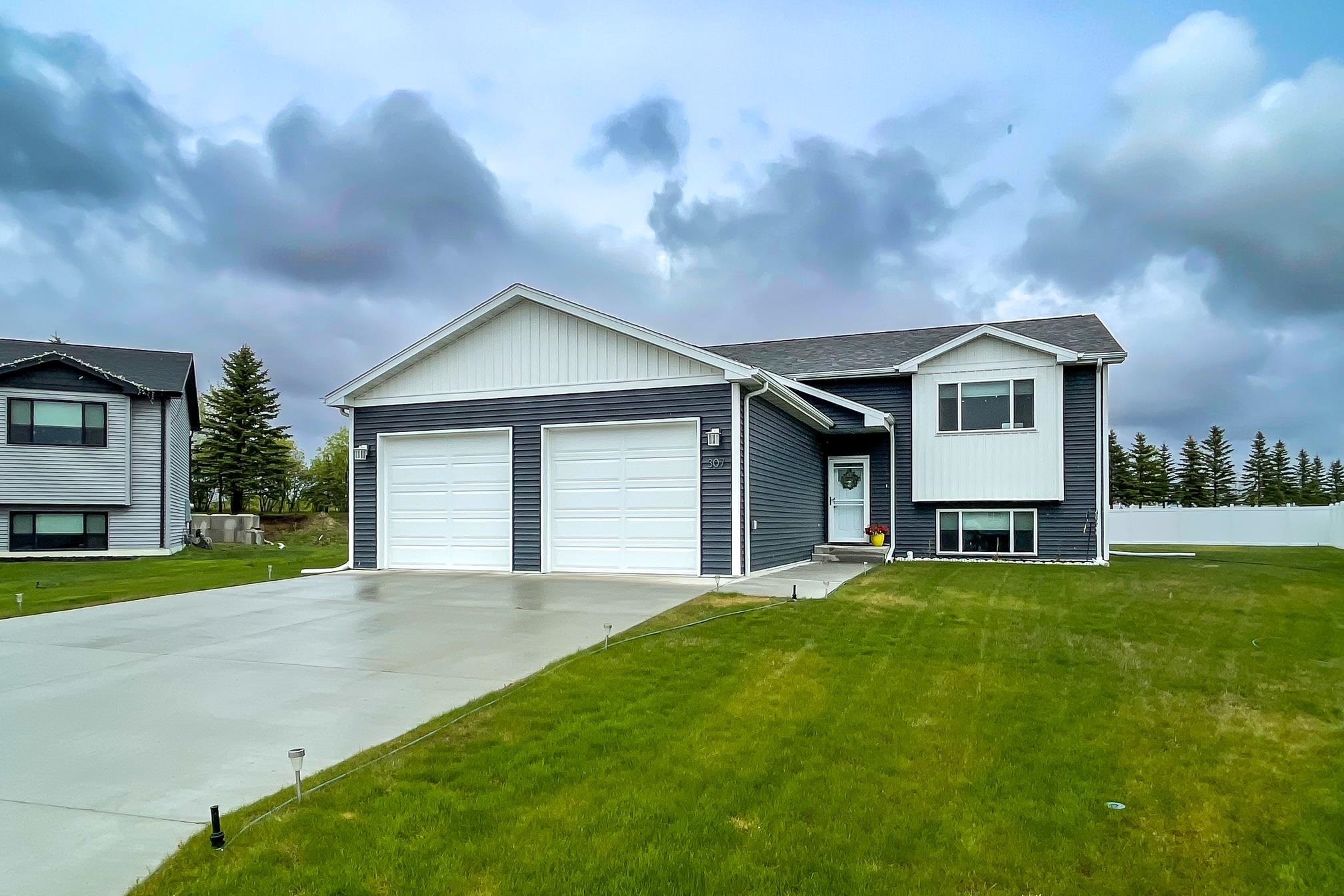 Property Photo:  307 7th Ave SW  ND 58785 