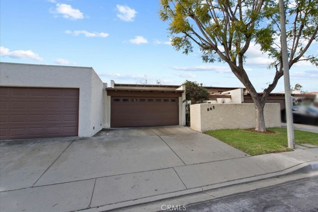 Property Photo: 865 Woodlawn Drive CA 91360