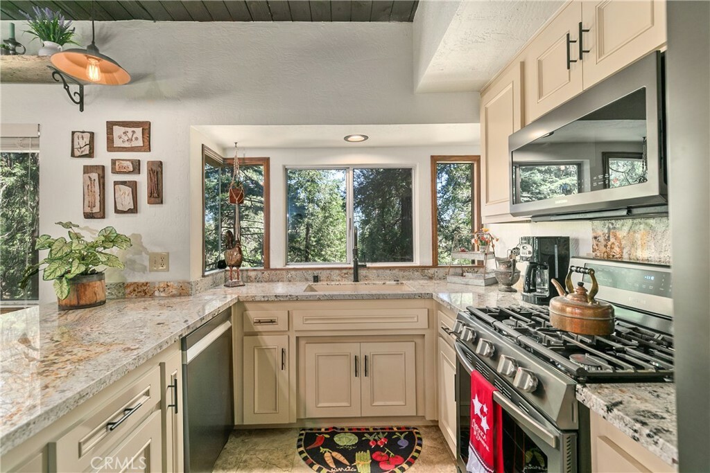 Property Photo:  1213 Jungfrau Drive  CA 92325 