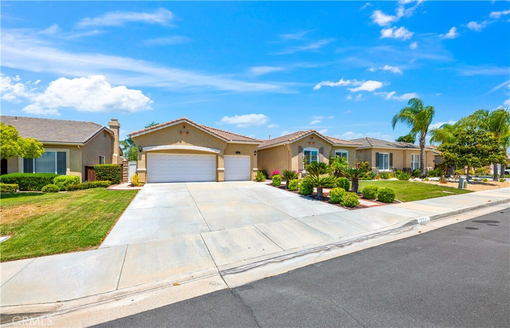 Property Photo: 26716 Kingwood Road CA 92563