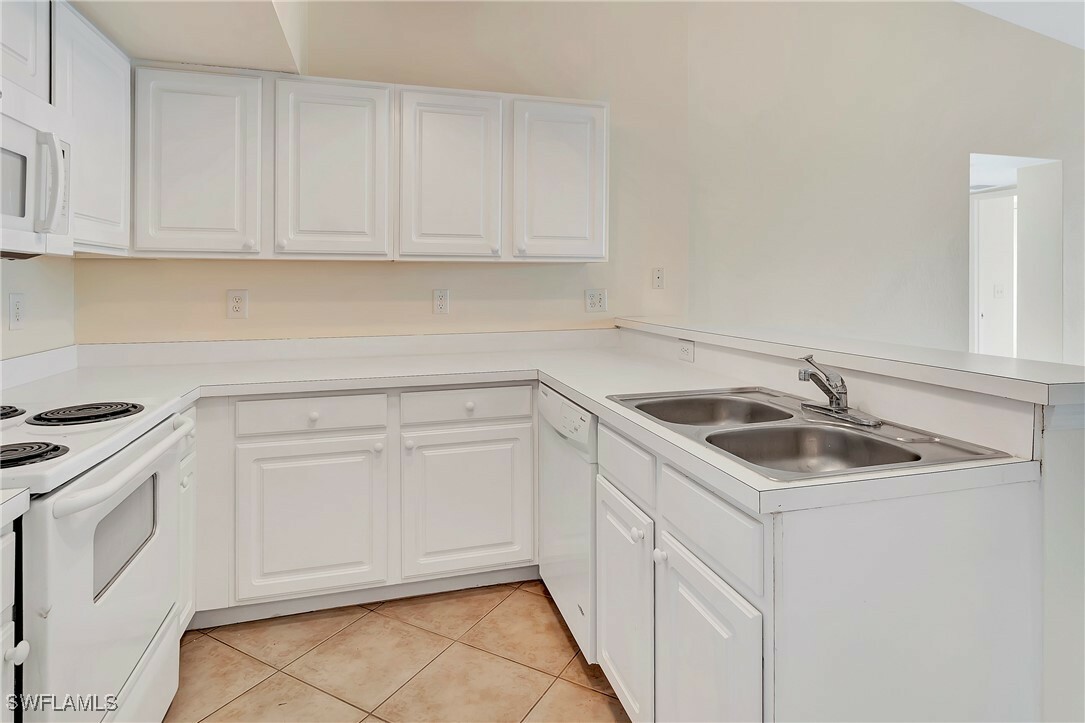 Property Photo: 4135 Residence Drive Drive 618 FL 33901