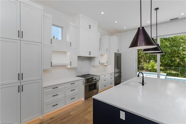 Property Photo: 2854 Coach House Way FL 34105