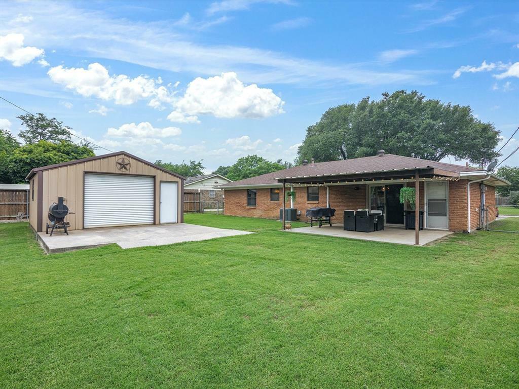 Property Photo: 110 N Willow Street TX 76063