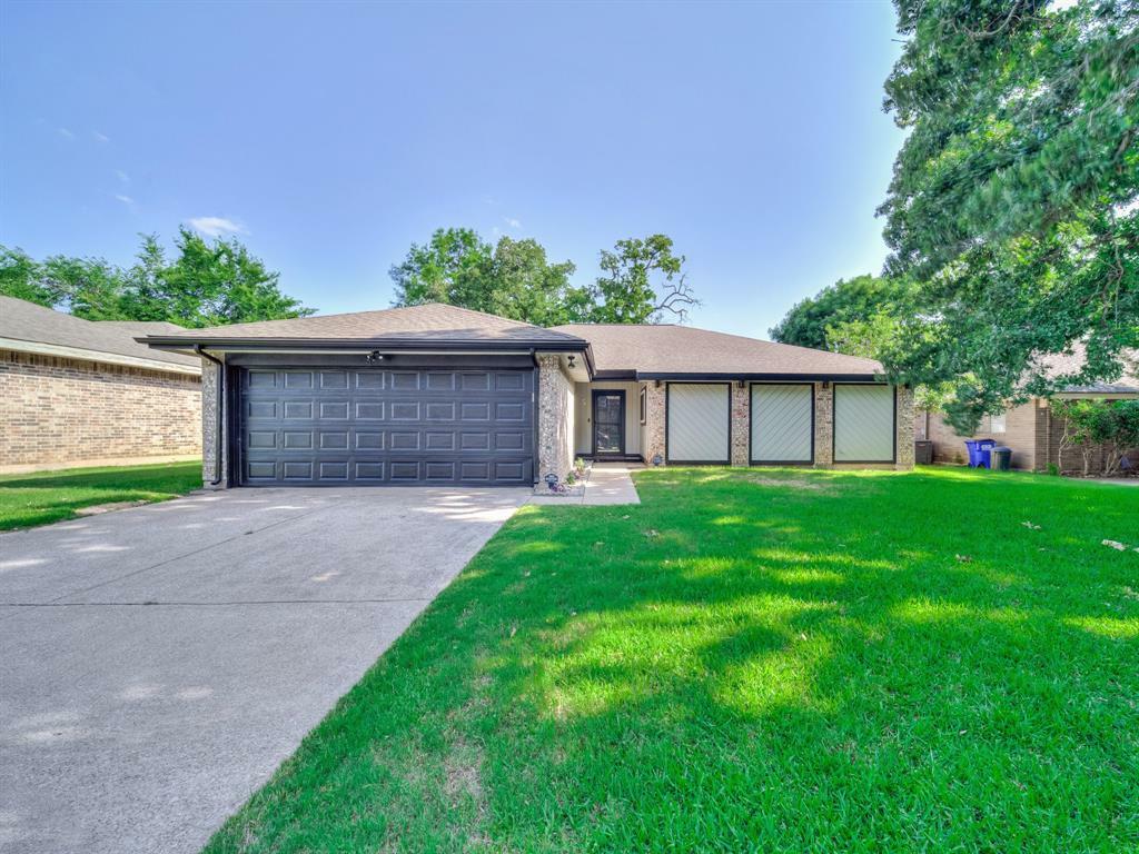 Property Photo: 300 Lark Lane TX 76039