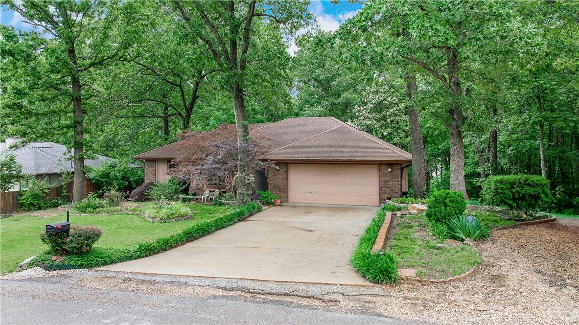 Property Photo:  6 Runnymede Lane  AR 72715 