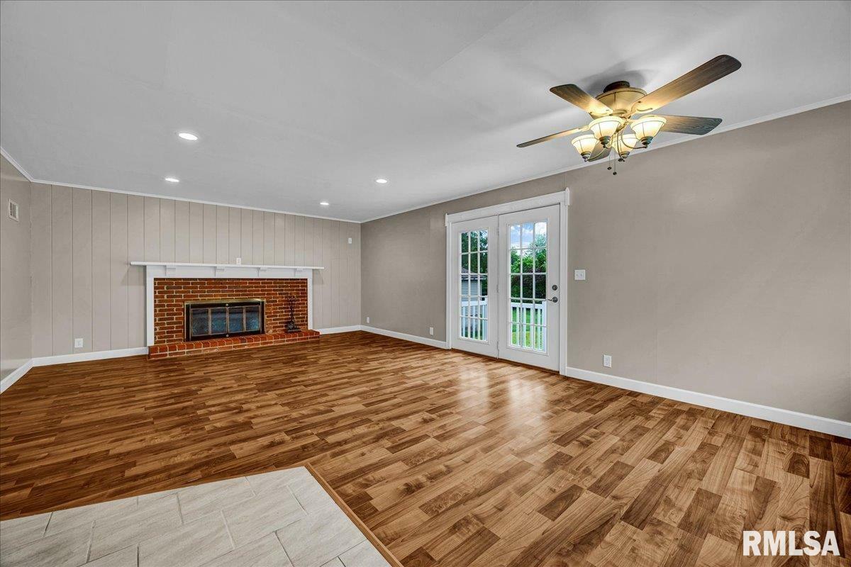 Property Photo: 305 Redbud Drive IL 61571