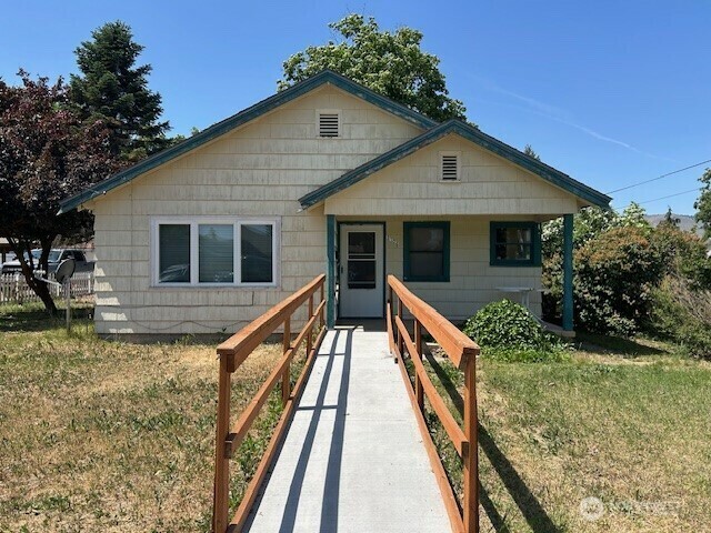 Property Photo:  1106  Okanogan Avenue  WA 98801 