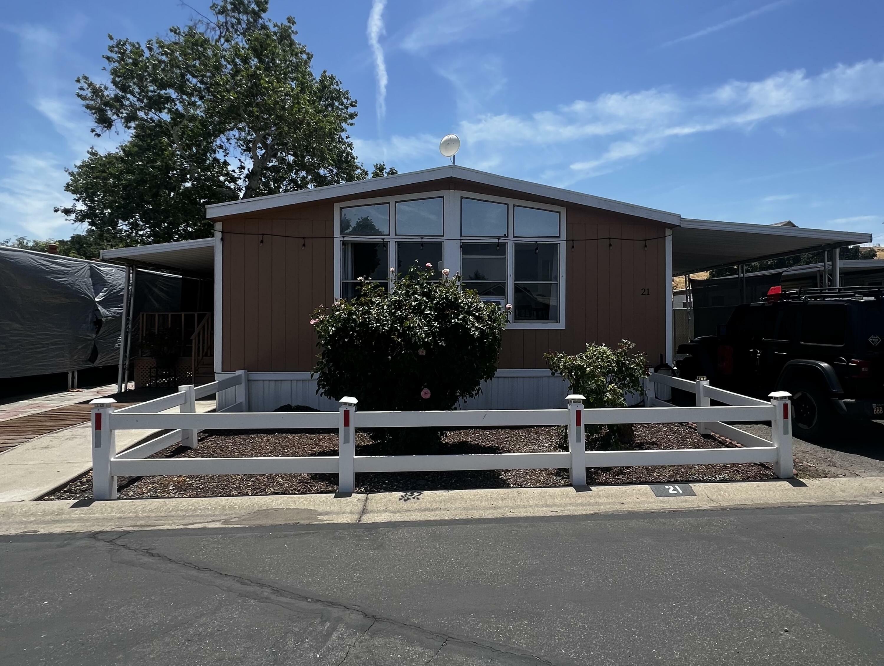 Property Photo: 720 E Worth Avenue 21 CA 93257