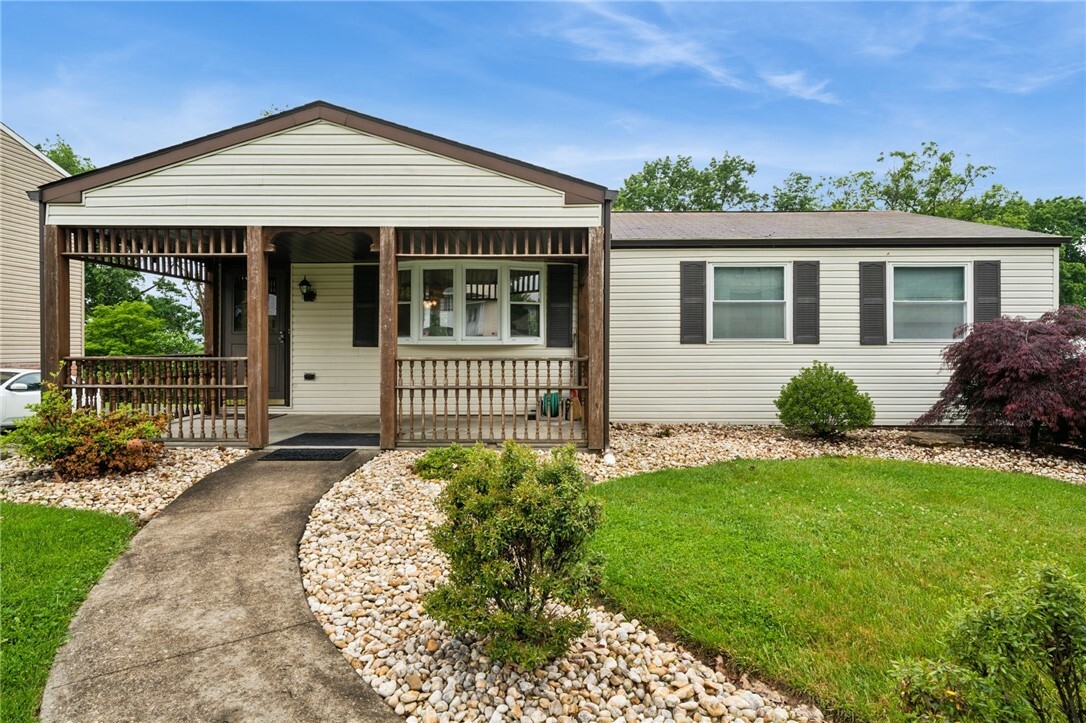 Property Photo: 2154 Lancelot Dr PA 15642