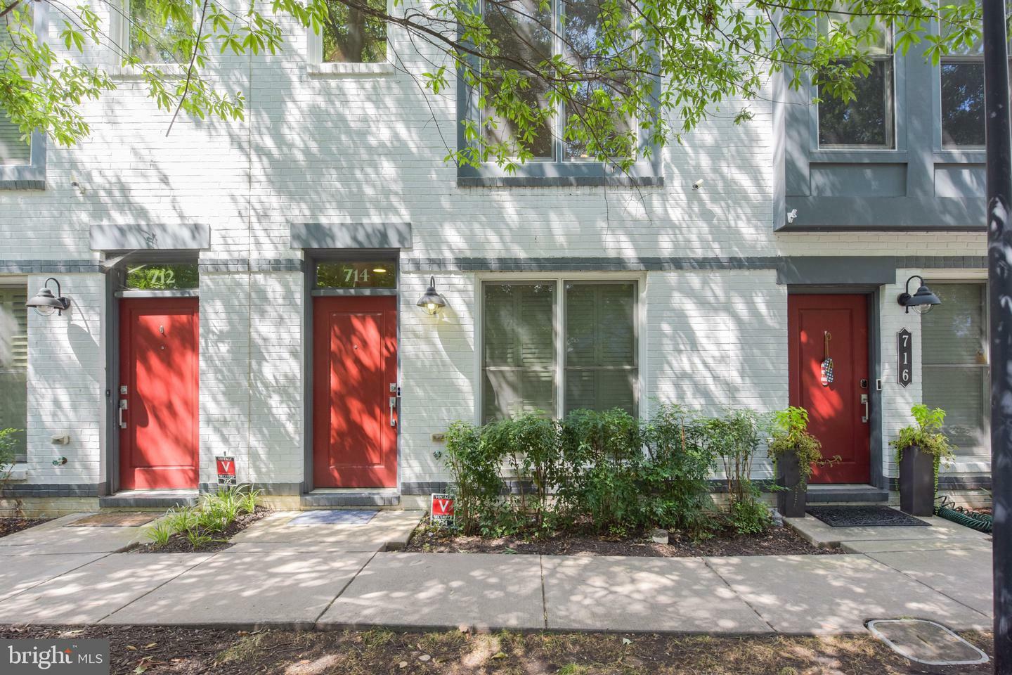 Property Photo: 714 Snowden Hallowell Way VA 22314